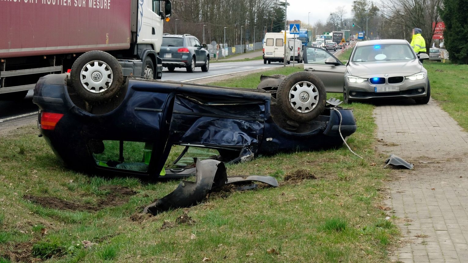 Wypadek w Człuchowie Dachowanie po zderzeniu z ciężarówką