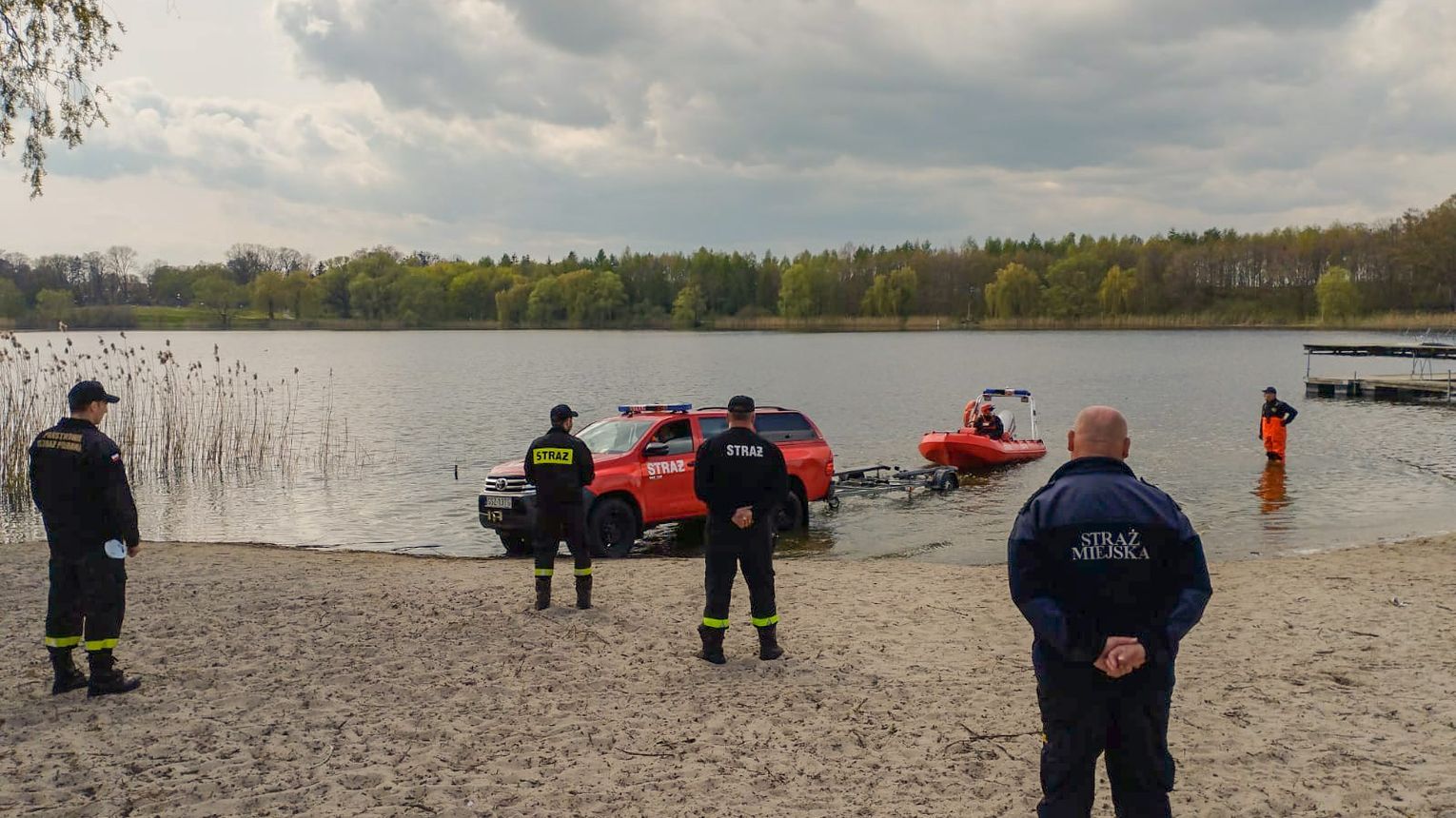 Martwe Ptaki Znalezione Na Brzegu Jeziora W Sztumie To Ptasia Grypa