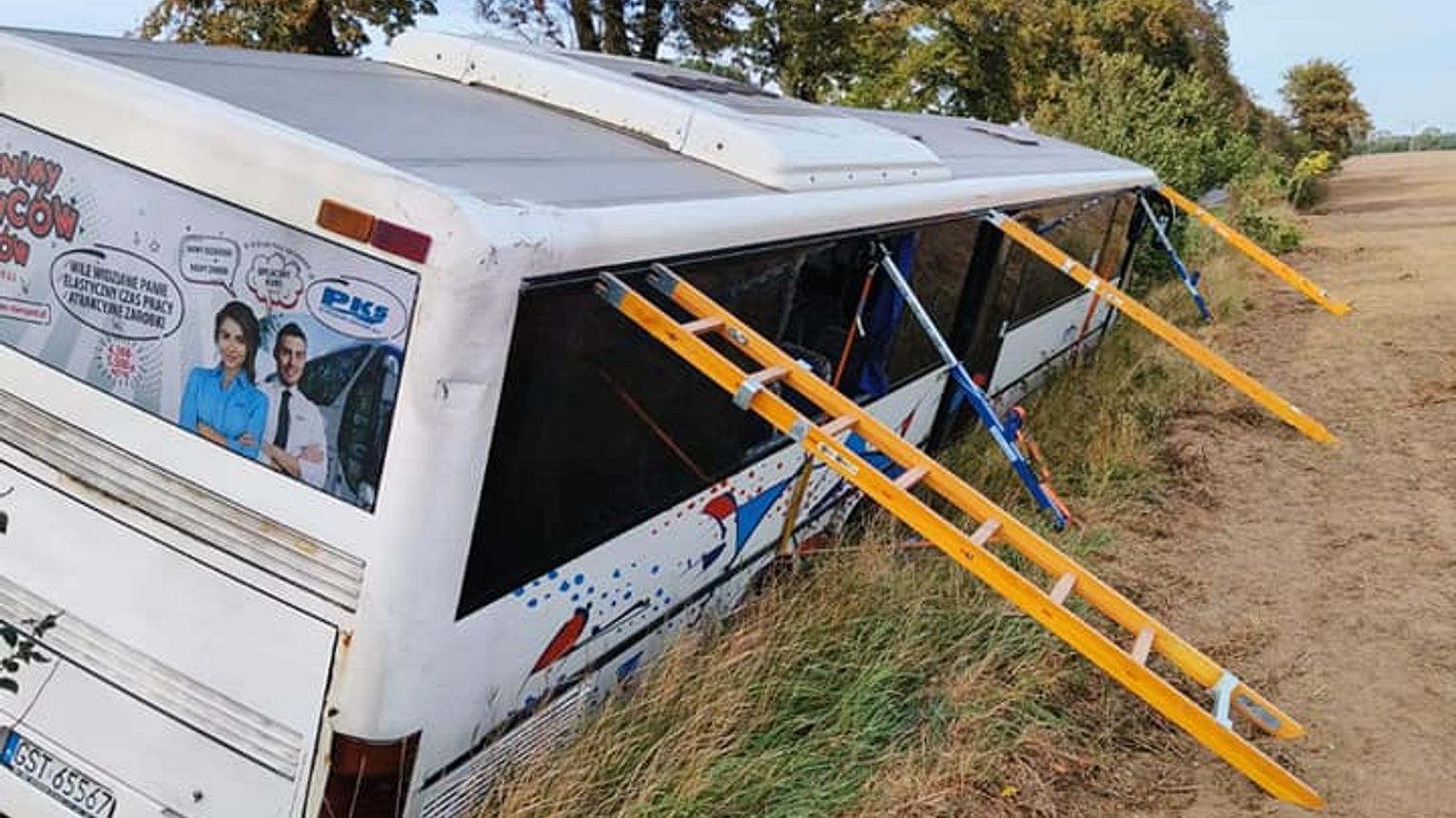 Zderzenie autokaru i samochodu osobowego niedaleko Trąbek Wielkich