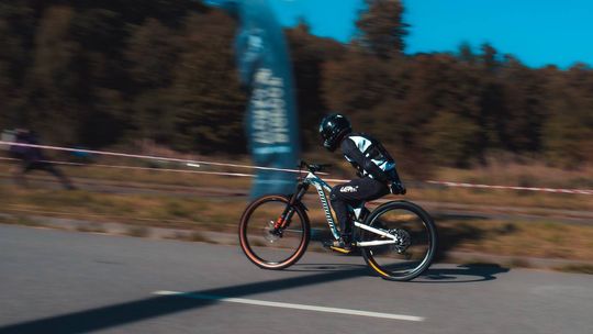 120 km/h bez trzymanki! Marcin Nowak z Gdańska pobił rekord Guinnessa na rowerze