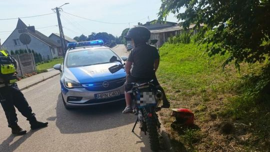 15-latek bez prawa jazdy zatrzymany na motocyklu. Przewoził 8-letniego kolegę
