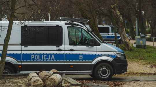 policja przeszukuje teren Zatoki Sztuki w Sopocie