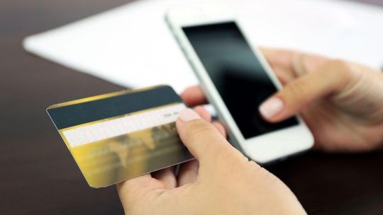 17-latek aresztowany za oszustwo „na pracownika banku”. Ofiara straciła 26 tys. złotych karta bankomatowa, smartfon, zdjęcie ilustracyjne