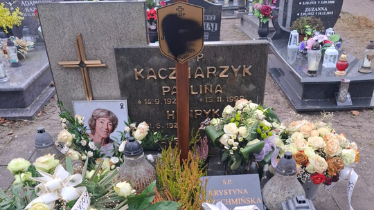 2 tys. złotych za wskazanie wandali. Były burmistrz Łeby ma dość zastraszania rodziny rodzinny grobowiec Andrzeja Strzechmińskiego, byłego burmistrza Łeby