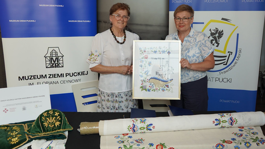 25 haftów Brygidy Hochschulz trafi do zbiorów Muzeum Ziemi Puckiej