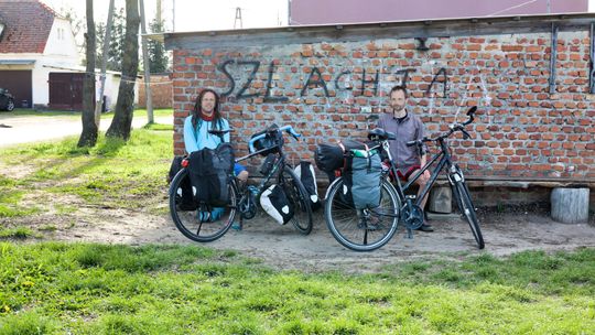 Michał Błaut i Roger Jackowski - organizatorzy WPR - podczas postoju w Smogulcu na trasie wycieczki rowerowej Gdańsk - Poznań, maj 2023 r.