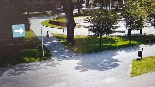 Lębork: Dziecko samo biegało przy ulicy, bo matka „wciągnęła kreskę” [FILM]