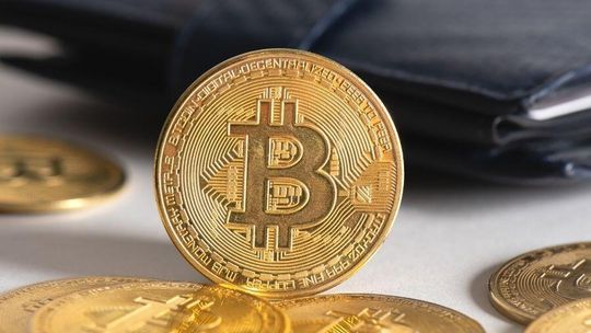 48-latek stracił ponad 205 tys. zł. Uwierzył w fałszywą inwestycję w kryptowaluty