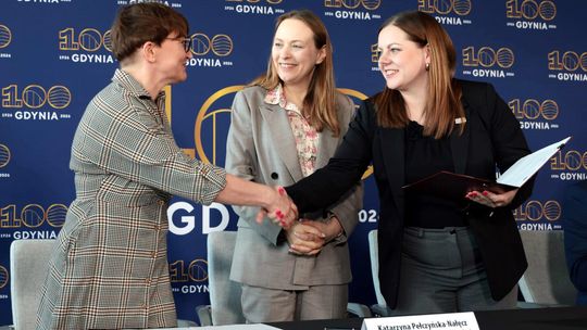 Katarzyna Pełczyńska-Nałęcz, Aleksandra Kosiorek, podpisanie umowy na projekt „SamoDZIELNI w Gdyni”