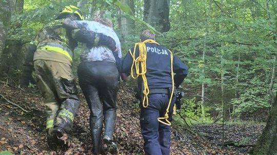 66-letnia kobieta ugrzęzła w leśnym bagnie. Uratowali ją policjanci i strażacy