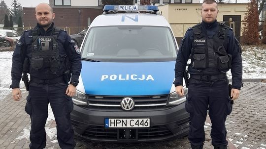 77-latek błąkał się na mrozie. Pomogli mu policjanci 