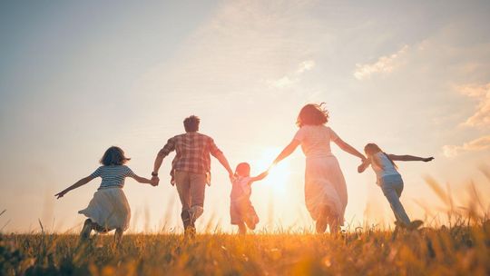 800 plus 2025 – ruszyły wypłaty. Kiedy dostaniesz pieniądze? Sprawdź terminy