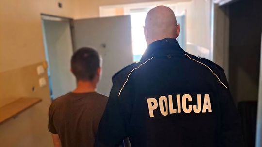 Agresywny 22-latek zaatakował opiekuna i ratowników. Trafił do więzienia