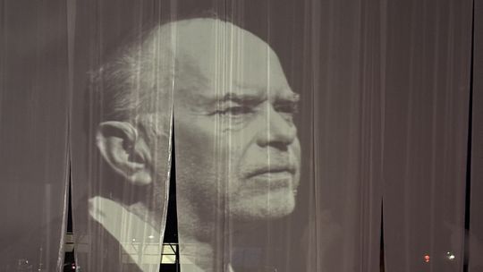Aktorzy i publiczność brawami pożegnali zmarłego Krzysztofa Matuszewskiego