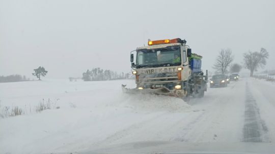 pług odśnieżający drogę na Pomorzu