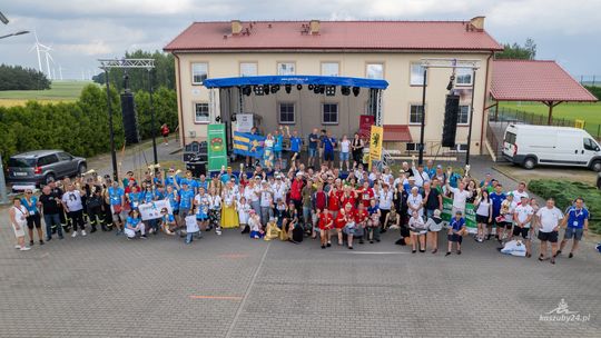 uczestnicy igrzysk pomorskiego LZS w Dębnicy