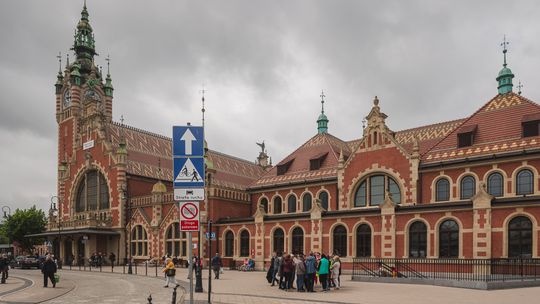 Alarm bombowy na dworcu Gdańsk Główny! Wstrzymano ruch pociągów