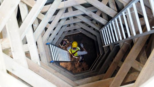 Archeolodzy na dziedzińcu zamku w Człuchowie. Obecnie są... w studni