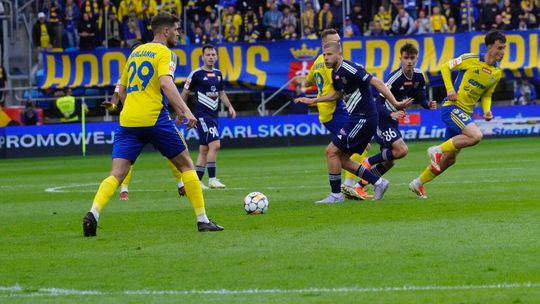 Arka Gdynia rozbiła Miedź Legnicę w Gniewinie