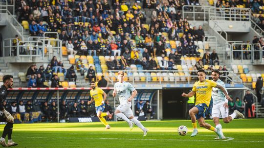 Arka Gdynia znów przegrała na wyjeździe. Problemy Arki pogłębiła kontuzja Luisa Perei