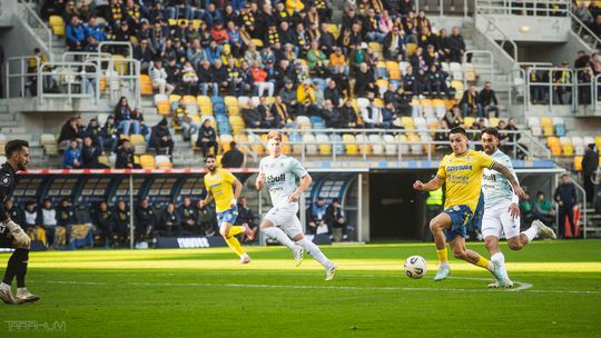 Arka Gdynia znów przegrała na wyjeździe. Problemy Arki pogłębiła kontuzja Luisa Perei