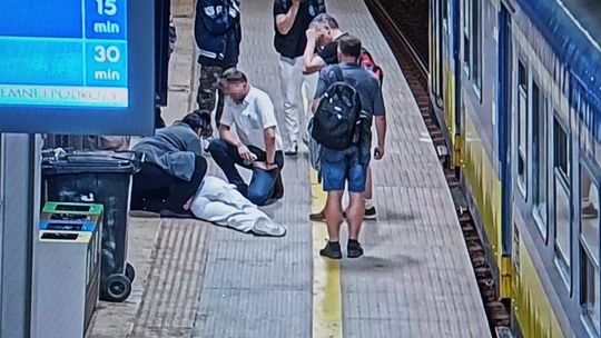 Atak epilepsji na peronie SKM w Gdyni. Błyskawiczna reakcja pasażerów