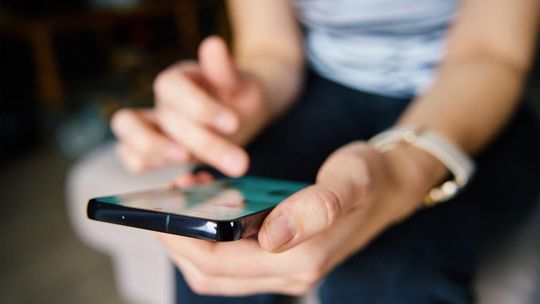 Australia wprowadza cyfrowy odwyk dla najmłodszych. W Polsce TikTok zachęca do zakładania kont dzieciom smartfon, media społecznościowe, zdjęcie ilustracyjne