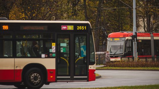 Autobusy i tramwaje przechodzą w tryb wakacyjny. Zmiany w rozkładzie