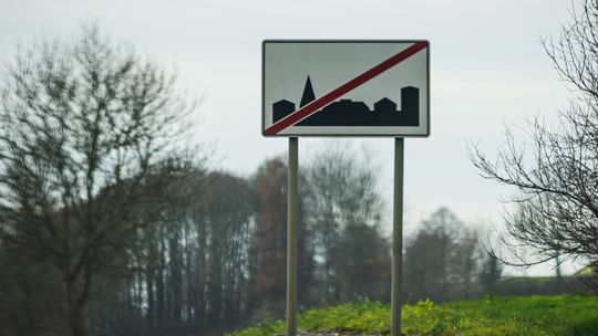 Awantura o uchodźców w Smołdzinie. Miały być mieszkania, miliony przejdą koło nosa