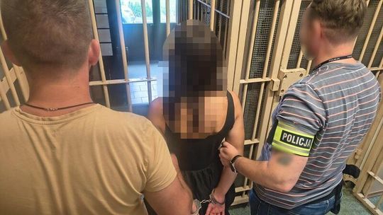 Awantura w Łebie. Pijani turyści zaatakowali policjantów, kobieta ugryzła funkcjonariusza