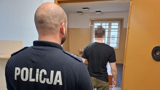 Awantura w sklepie w Lęborku. Groził śmiercią ekspedientce i... ugryzł policjantkę