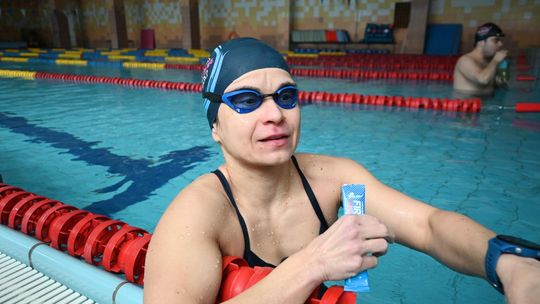 AWFiS. 24 godziny w wodzie. Alicja Giedryś po raz trzeci podjęła to pływackie wyzwanie