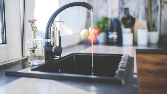 zlew, kran, zdjęcie ilustracyjne