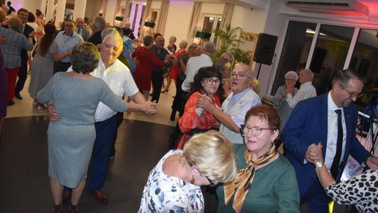 Bal Seniora w Kiełpinie. Muzyka, tańce, konkursy i fantastyczna zabawa. Zobacz zdjęcia!