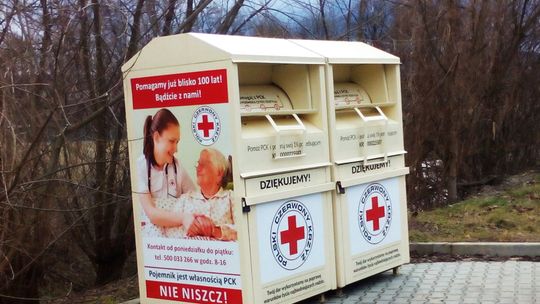 Bałagan wokół pojemników PCK. Miasta usuwają kontenery na używaną odzież