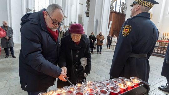 W Bazylice Mariackiej w Gdańsku warta honorowa Straży Miejskiej przy grobie Pawła Adamowicza W Bazylice Mariackiej w Gdańsku warta honorowa Straży Miejskiej przy grobie Pawła Adamowicza