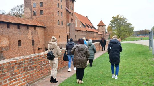 seniorzy na wycieczce w Malborku