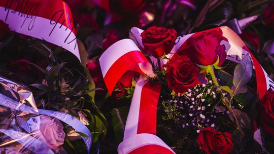 Białe róże na tablicy pamięci Pawła Adamowicza. Mieszkańcy oddali hołd zamordowanemu prezydentowi
