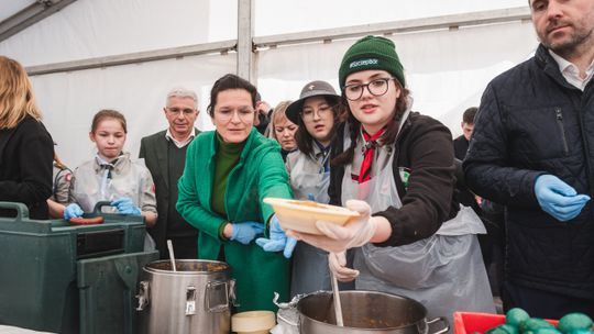 Bigos, żurek i biała kiełbasa na śniadaniu dla potrzebujących