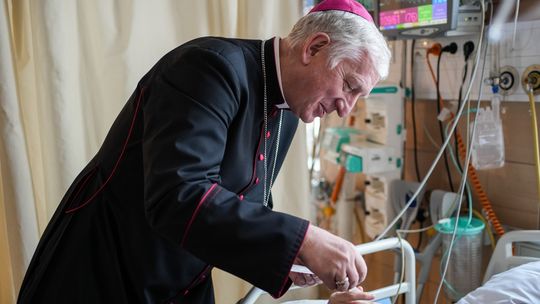 Biskup pelpliński podzielił się opłatkiem z pacjentami szpitala w Kartuzach