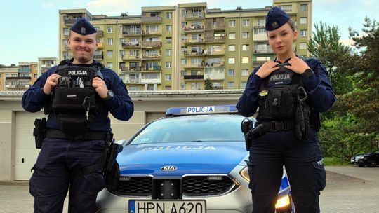 Błyskawiczna akcja policjantów z Gdyni uratowała życie nieprzytomnej kobiety policjanci