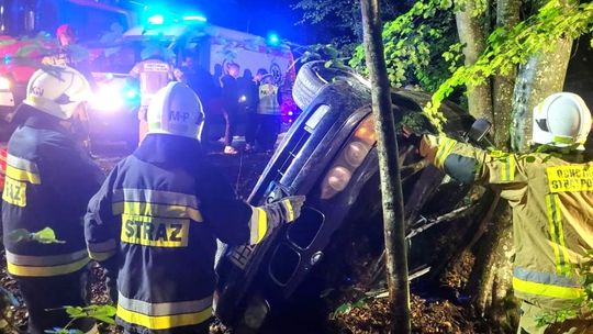 BMW rozbite na drzewie. 19-letni kierowca „prawko” odebrał kilka dni temu