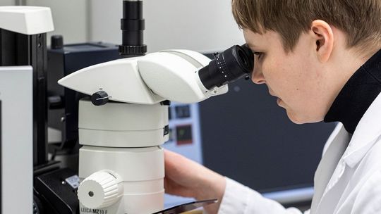 dr Marta Krychowiak-Maśnicka z Uniwersytetu Gdańskiego pracująca nad środkiem zabijającym pałeczki ropy błękitnej