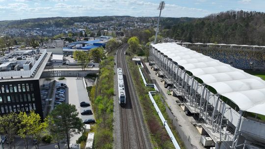 widok na pociąg na linii kolejowej 201