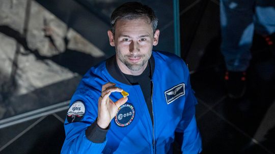 dr Sławosz Uznański-Wiśniewski z bursztynem, który zabrał w kosmos