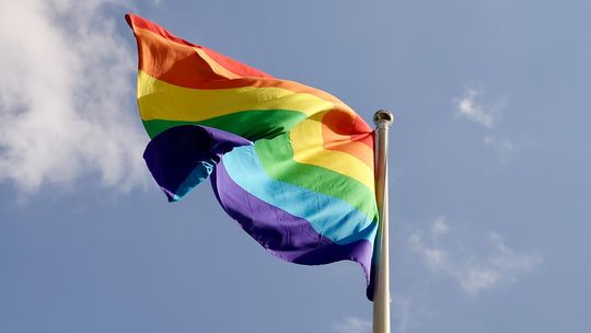 Flaga LGBT na urzędzie w Słupsku. Radny PiS: złamanie Konstytucji