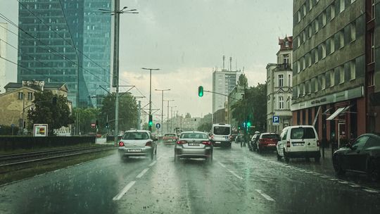 Burze na Pomorzu i północnej Polsce. Ostrzeżenie IMGW, grad i silne porywy wiatru
