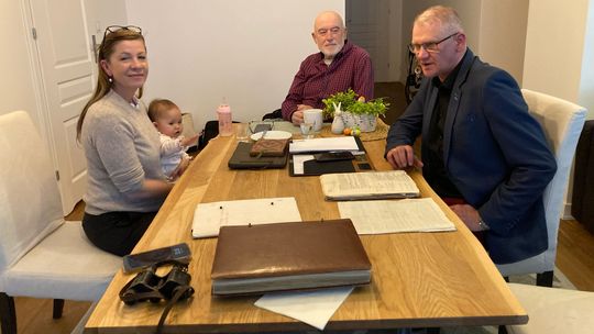 Anna Frackowiak, dr Sławomir Poleszak i Zbigniew L. Stanczyk podczas przekazania dokumentów