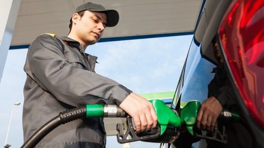 Ceny paliw w dół. Z tankowaniem wstrzymaj się do wtorku