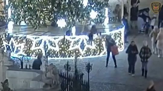 Chciały zdjęcie na choince, wylądowały w środku. Nagranie z Gdańska hitem sieci kobiety, które wpadły pod choinkę w Gdańsku